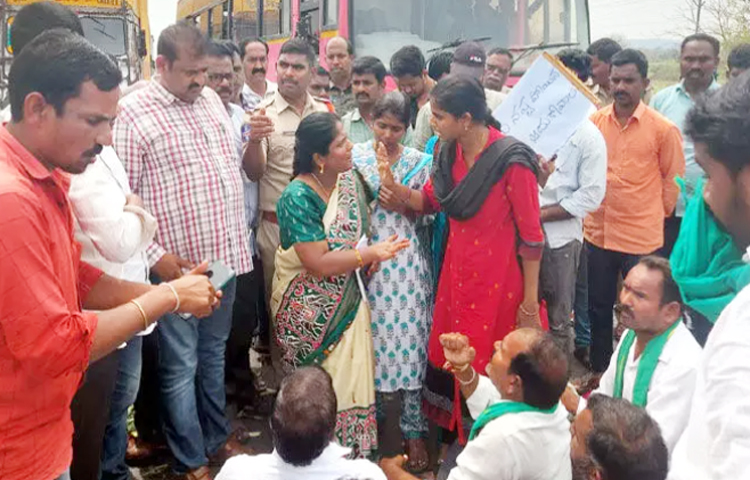 Kamareddy: We are so lazy..? Farmers' concern on the road..!